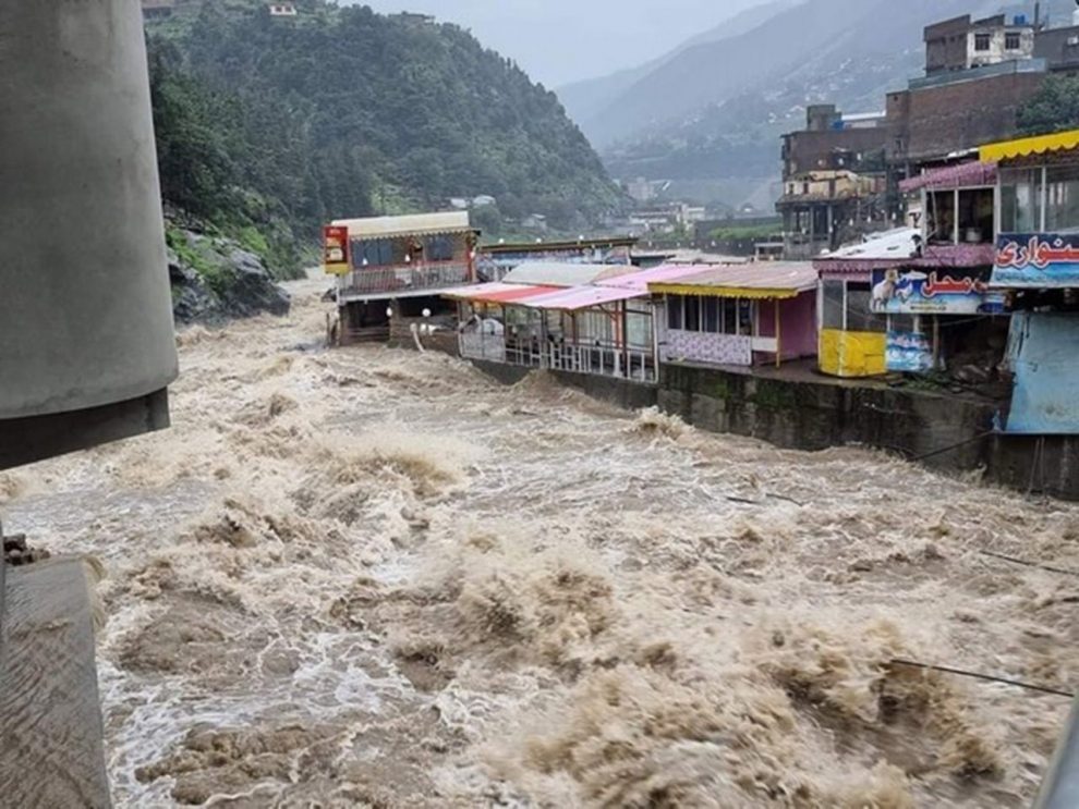 HINDU TEMPLE SHELTERS PAKISTAN's FLOOD RAVAGED POPULACE