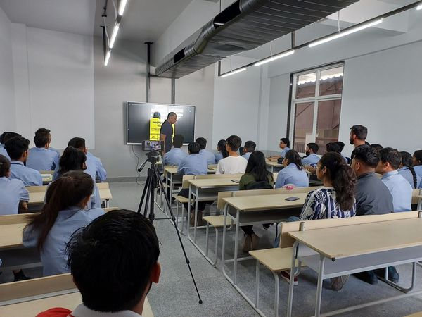 STUDENTS LEARNT TECHNIQUES OF PHOTOGRAPHY BY ACE PHOTOGRAPHER VIVEK SINGH AT I.T.M. DEHRADUN 
